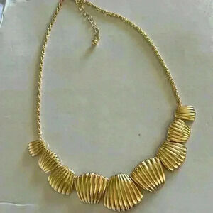 Dillard’s gold costume jewelry Graduating Ribbed Metal Frontal Collar Necklace
